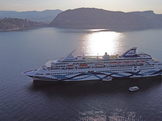 Συγκέντρωση κατά του κρουαζιερόπλοιου Crown Iri στη Σύρο
