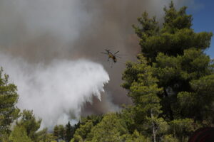 Σύγκρουση και πτώση δύο ελικοπτέρων που επιχειρούσαν στη φωτιά της Ψάθας- Σε εξέλιξη επιχείρηση έρευνας και διάσωσης των πληρωμάτων
