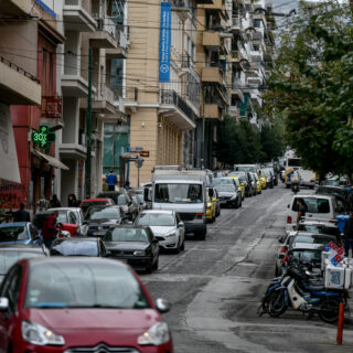 Θρίλερ στο Παγκράτι με νεκρό άνδρα σε διαμέρισμα