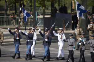 Ο ελληνικός στρατός παρέλασε μπροστά από την Αψίδα του Θριάμβου για πρώτη φορά από το 1919