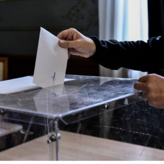 Η αντοχή της ΝΔ, η ενίσχυση της ΕΛΑΣ και σκληρή πραγματικότητα της ακρίβειας