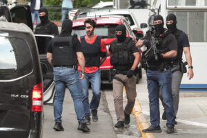 Εθισμένοι στις… συνωμοσίες, τα θέλουν μονά – ζυγά δικά τους