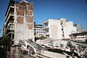 «Και η Πίζα γέρνει, αλλά δεν έπεσε» είχε πει μηχανικός για την πολυκατοικία στα Πετράλωνα