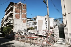 Τα Προσφυγικά ανοίγουν τα σπίτια τους στις οικογένειες του κτηρίου που κατέρρευσε στα Πετράλωνα