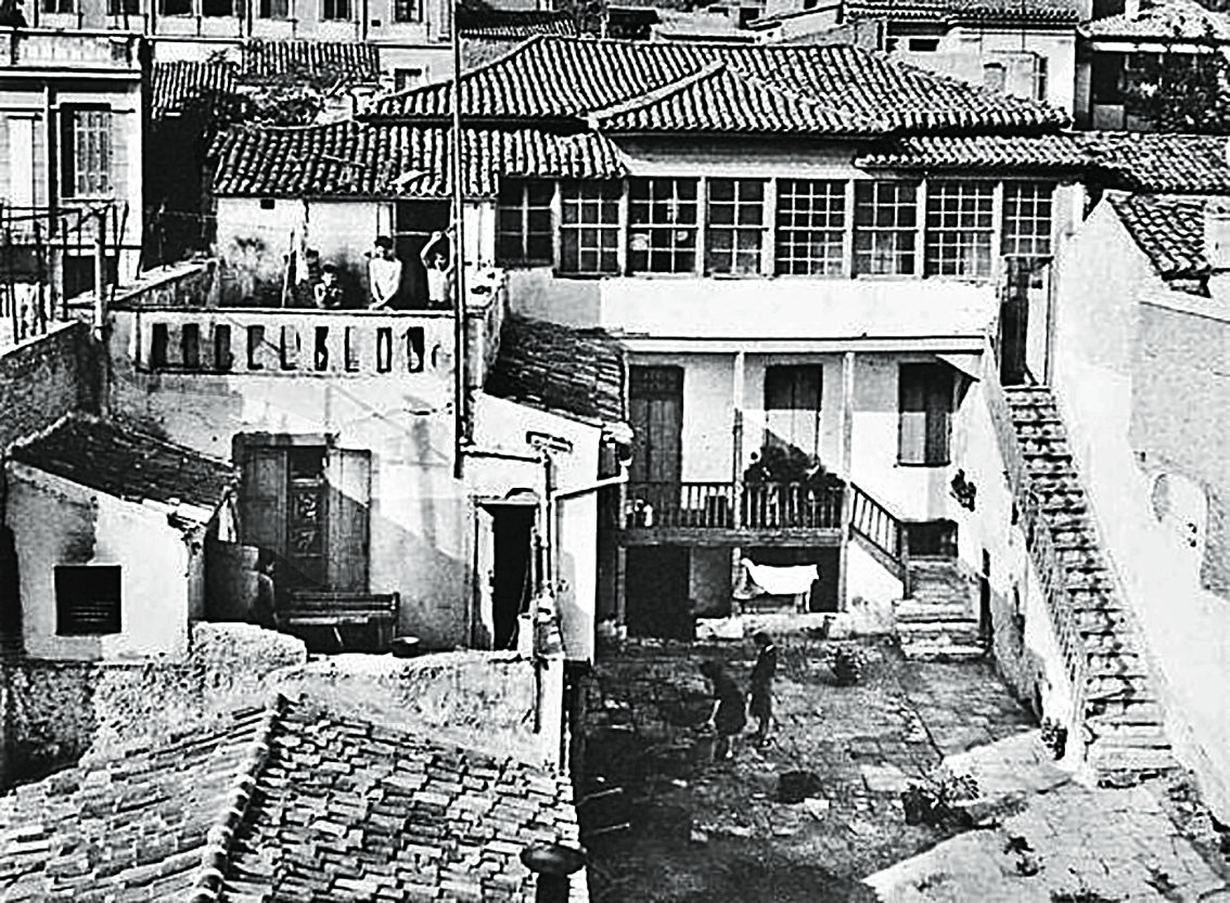 Μάρως Κοντού, Τριπόδων 32, Πλάκα
