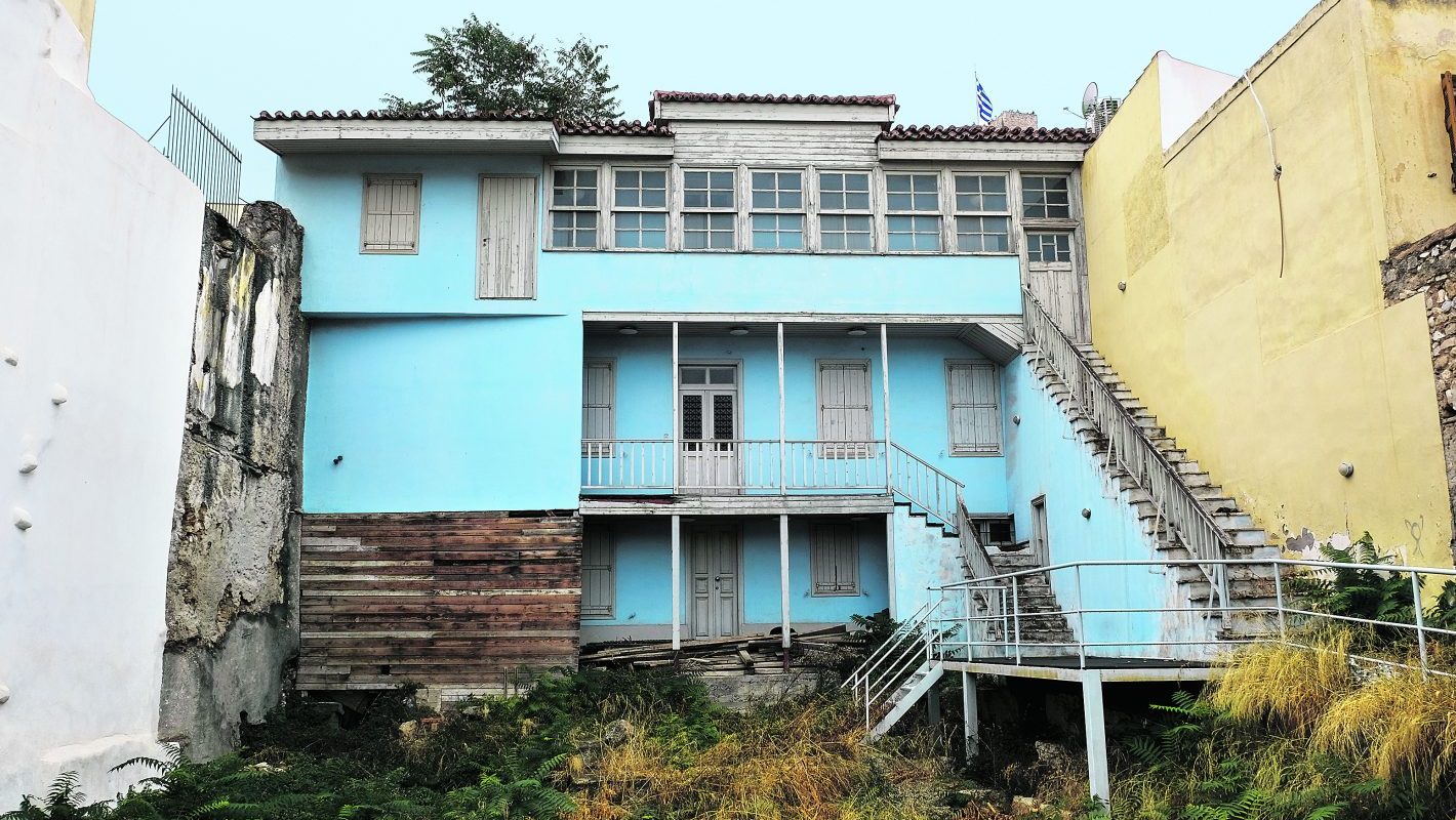 Μάρως Κοντού, Τριπόδων 32, Πλάκα