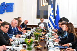 Μητσοτάκης στο υπουργικό: Έχουμε μπροστά μας δύσκολες ημέρες με τις φωτιές, στεκόμαστε στο πλευρό των οικογενειών των πυροσβεστών