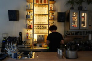 «Trio Noon Bar»: Στο νέο ποτάδικο του Νέου Κόσμου για early drinks