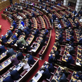 Βουλευτές σε… αναμμένα κάρβουνα