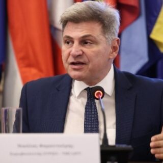 Απάντηση Ν. Φαραντούρη για δημοσιεύματα σχετικά με την απόσπαση της συζύγου του στη ΜΕΑ