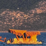 Πλωτή καντίνα κατέπλευσε στην παραλία Ιταλίδα στα Κουφονήσια, συνελήφθη ο χειριστής