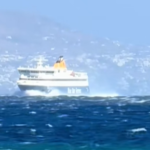 Πλοία δίνουν μάχη με τα κύματα και τους θυελλώδεις ανέμους στο Αιγαίο