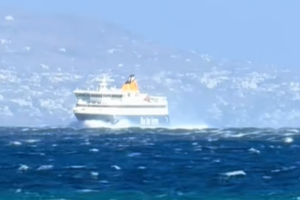 Πλοία δίνουν μάχη με τα κύματα και τους θυελλώδεις ανέμους στο Αιγαίο
