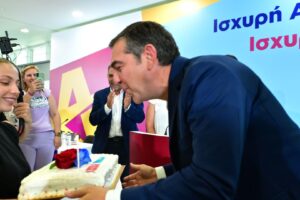 Τσίπρας: Happy birthday με… μεταρρύθμιση στην Αυτοδιοίκηση