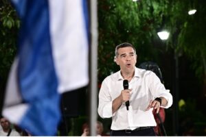 Τσίπρας: Θα στείλω λουλούδια στον Άδωνι