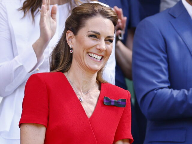 Η Kate Middleton έκλεψε τις εντυπώσεις με το κυπαρισσί σακάκι της στη Γλασκώβη