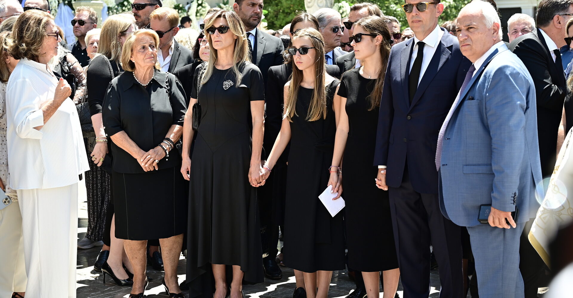 Λύγισαν τα παιδιά και οι εγγονές του Γιάννη Βαρβιτσιώτη στον τελευταίο αποχαιρετισμό