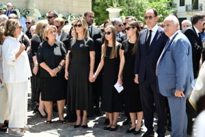 Λύγισαν τα παιδιά και οι εγγονές του Γιάννη Βαρβιτσιώτη στον τελευταίο αποχαιρετισμό