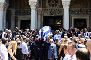 Λύγισαν τα παιδιά και οι εγγονές του Γιάννη Βαρβιτσιώτη στον τελευταίο αποχαιρετισμό