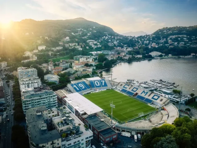 Η Κόμο δεν έχει μόνο λίμνη αλλά και μια ομάδα που δημιουργεί το πρότυπο του σύγχρονου ποδοσφαίρου