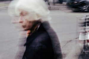 Τρεις αλλαγές στον τρόπο ζωής που συνδέονται με σημαντικά μικρότερο κίνδυνο άνοιας