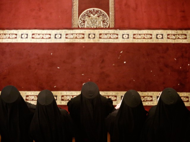 Γυναίκα στο φούρνο με Παστίτσιο