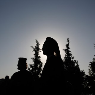 Δεν υπάρχει ένας εισαγγελέας να μαζέψει τον Μητροπολίτη Πειραιώς;