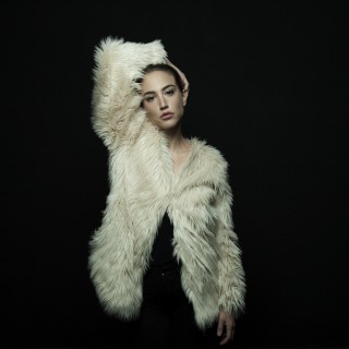 Η Άννα των Puta Volcano βλέπει φανατικά ντοκιμαντέρ με καρχαρίες