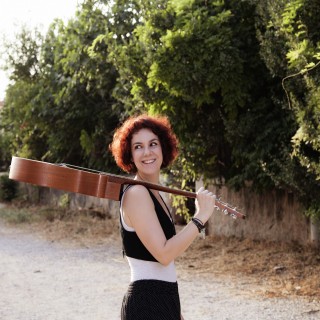 Η Ανδριάνα Μπάμπαλη γράφει, ζωγραφίζει και μαθαίνει. Γενικώς.