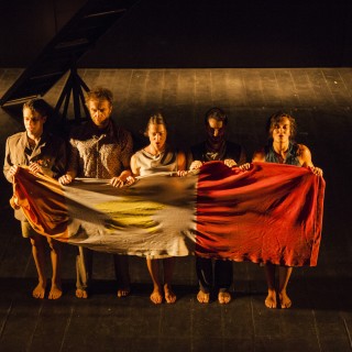 Μια παράσταση που όλα περιστρέφονται γύρω από μια τραμπάλα