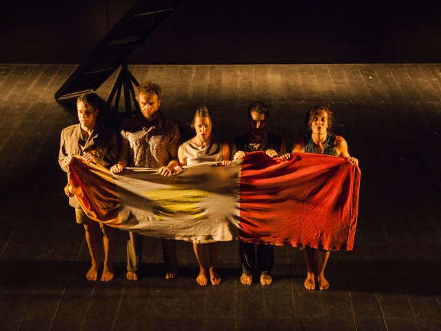 Μια παράσταση που όλα περιστρέφονται γύρω από μια τραμπάλα