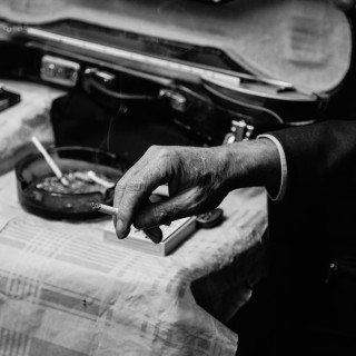 Σάββατο βράδυ στη Στοά που πεθαίνει ο χάρος