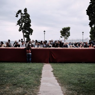 Ένα γιγάντιο κουλούρι κατάπιε τον Λευκό Πύργο