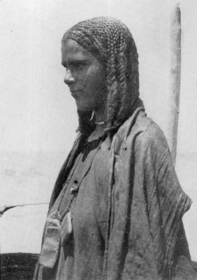 Μια κοπέλα της φυλής Kel Ahnet με πολλές πλεξούδες. Από το λαιμό της κρέμονται φυλαχτά εμπνευσμένα από το Κοράνι.