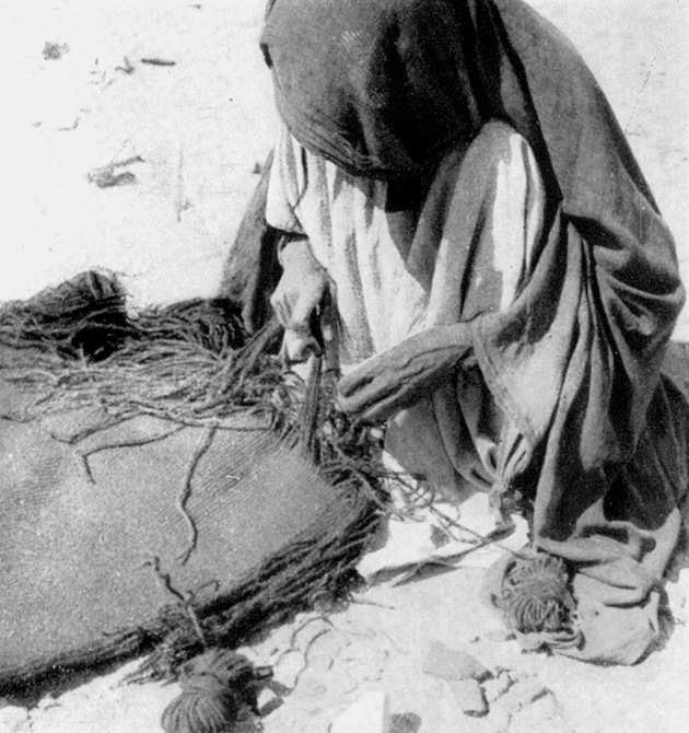 Μια ηλικιωμένη της φυλής Kel Real πλέκει μια τσάντα με μαλλί από κατσίκα.