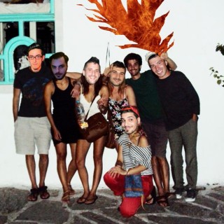 Ο Κορμοράνος πετάει πάνω από τις Αθηναϊκές νύχτες