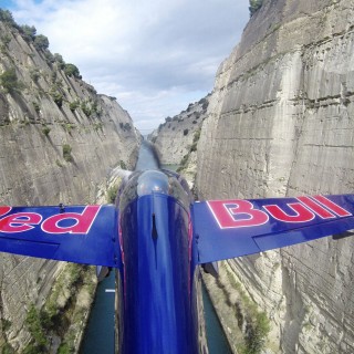 Ριψοκίνδυνες πτήσεις στα στενά της Κορίνθου