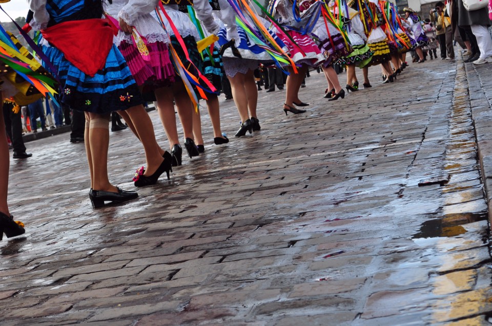 Φλεγόμενα τακούνια χορεύουν παραδοσιακούς χορούς στην Πλάζα Ντες Άρμας