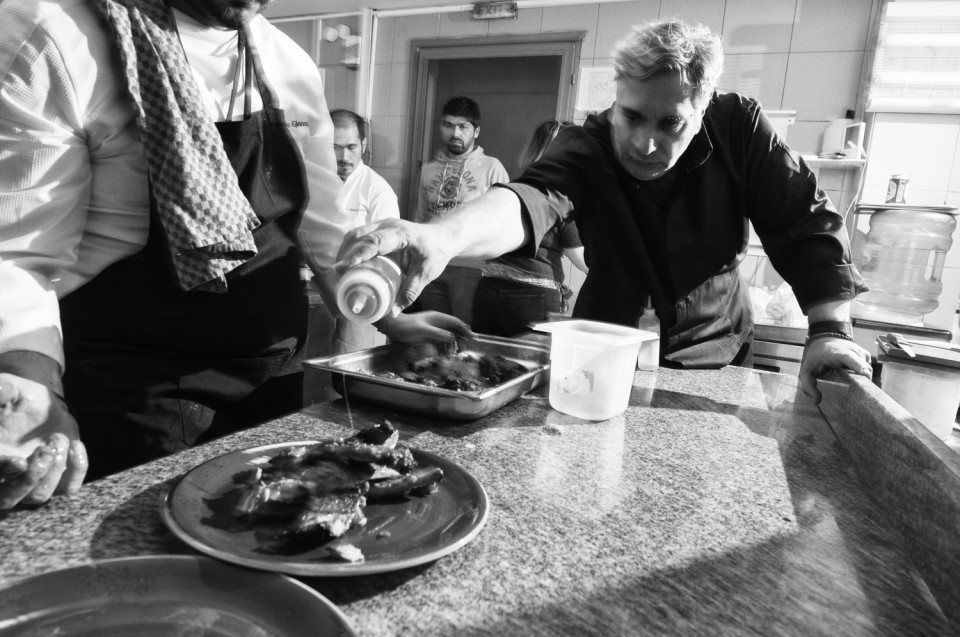 Ο Χρύσανθος Καραμολέγκος εν ώρα εργασίας στην κουζίνα της Ντομάτας.