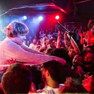 Επιστροφή στις ρίζες: stage diving, Mουντιάλ και John Belushi