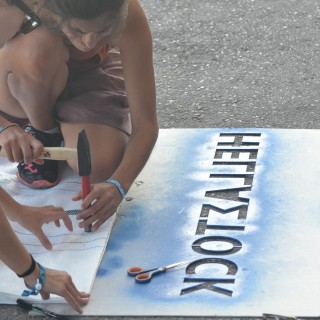 Μια αιωρούμενη πόλη από πανί και σχοινί θα εγκαινιαστεί σήμερα στον Πειραιά