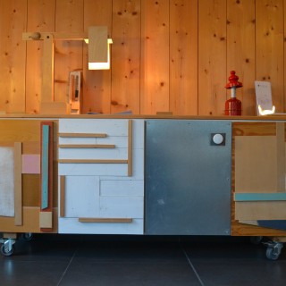 Ο Αντρέας Κάλντα κατασκευάζει στο Βόλο έπιπλα από ρετάλια ξύλου και τενεκέδες φέτας