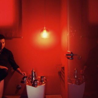 Μπήκαμε στο loft του έλληνα designer που σχεδίασε την τσαγιέρα με την οποία ποζάρουν οι σταρ του Χόλιγουντ