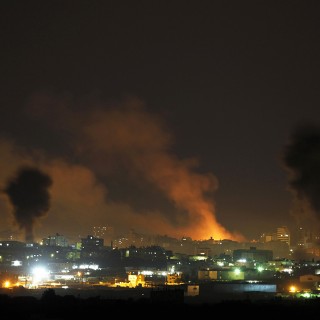 Ατενίζοντας τους πυραύλους της Γάζας λες και είναι θεατές σε θερινό σινεμά