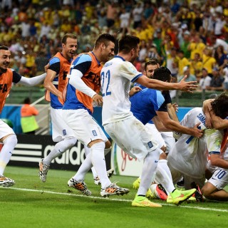 Ο Παύλος Τσίμας το καταχάρηκε. Ακόμα κι αν παθαίνει προκαταβολικά αλλεργικό σοκ με τα πατριωτικά πρωτοσέλιδα.