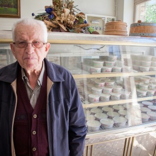 Ένας γαλατάς 89 ετών στην Ηλιούπολη φτιάχνει το καλύτερο γιαούρτι στην πόλη