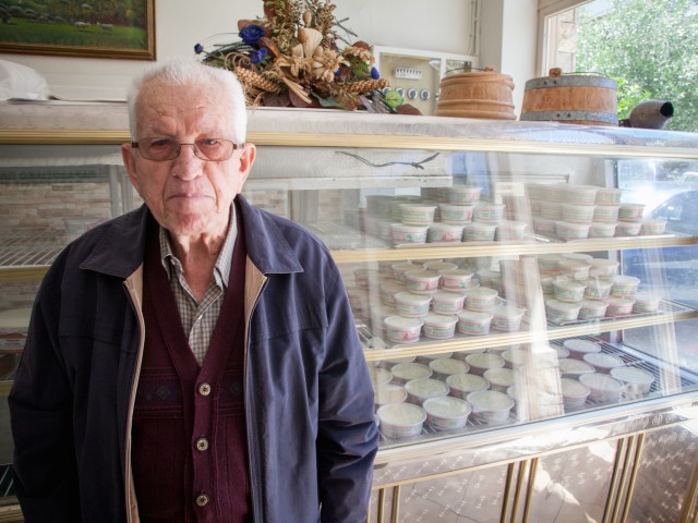 Ένας γαλατάς 89 ετών στην Ηλιούπολη φτιάχνει το καλύτερο γιαούρτι στην πόλη