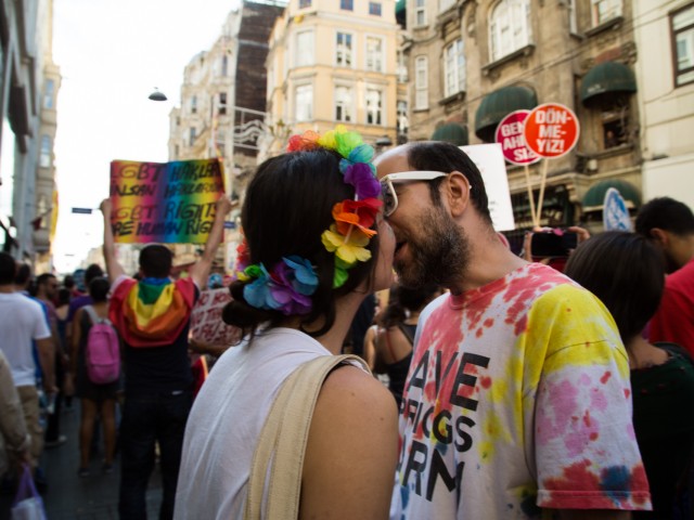 Popaganda Αποστολή: Φωτοντελίριο από το Gay Pride της Κωνσταντινούπολης