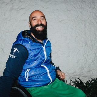 Ο Μάκης Καλαράς λέει ότι τραυματίστηκε πολεμώντας στο Ιράκ