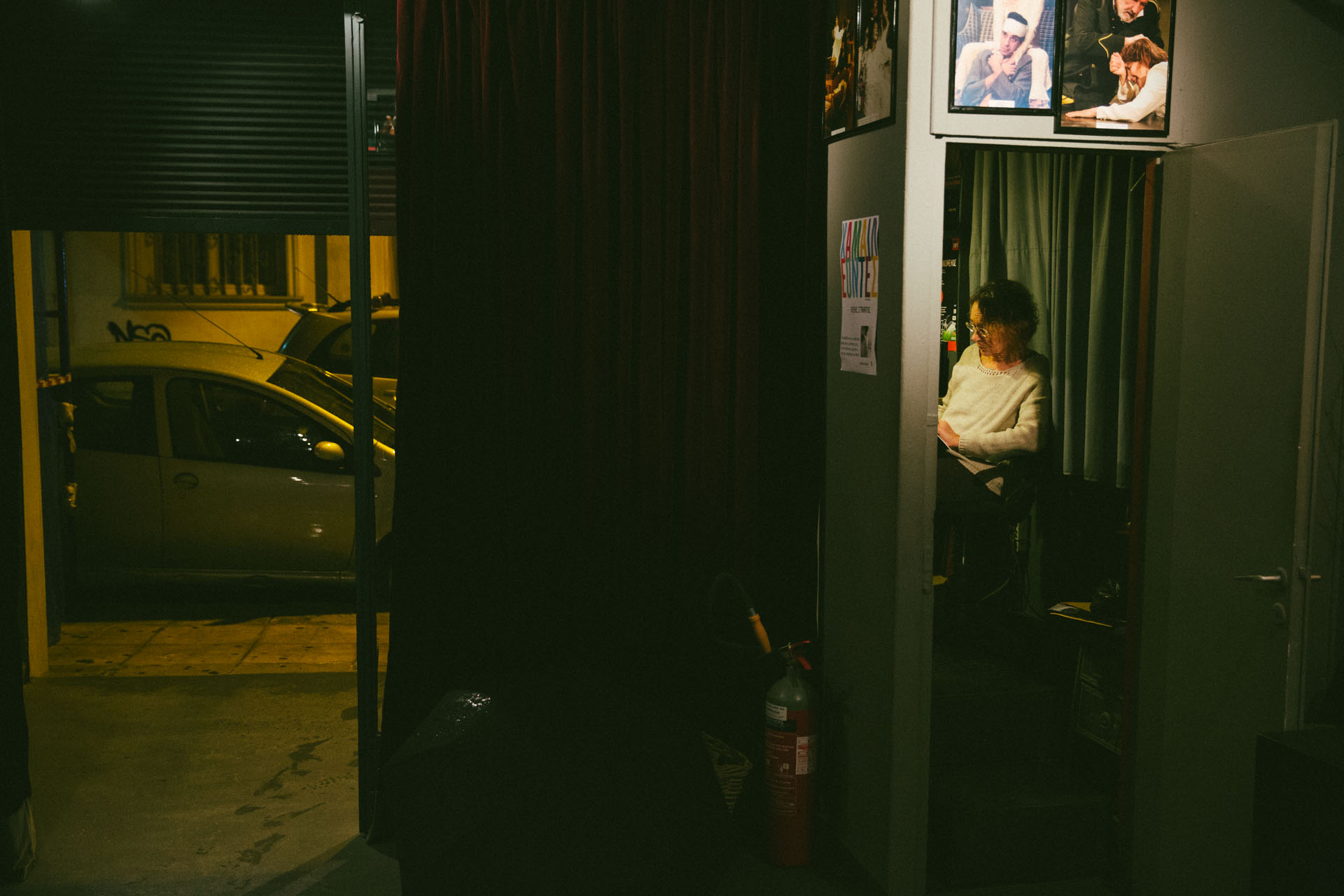 Η είσοδος του θεάτρου από την εσωτερική πλευρά, με το θάλαμο του ταμείου από δίπλα, πριν την έλευση του κόσμου.